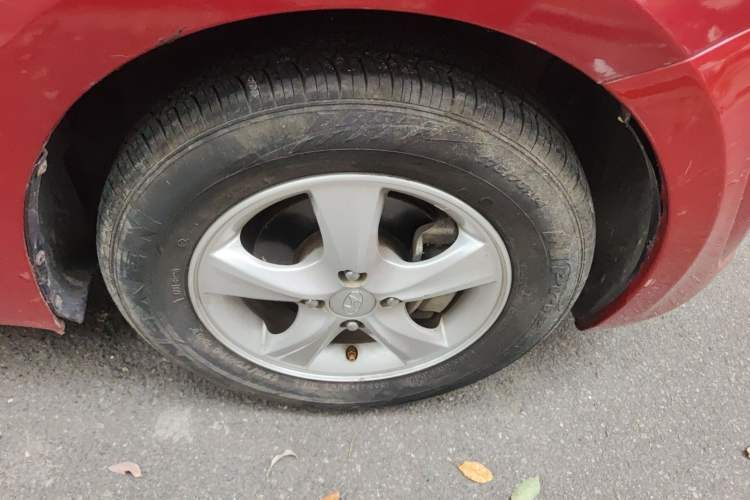 Used Hyundai Verna (older generation) 2011 Hatchback 1.4L Automatic Fashion GT Right Front Wheel Hub