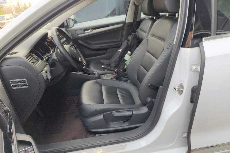 Used Volkswagen Sagitar 2015 230TSI Automatic Comfort Version Left Front Seat