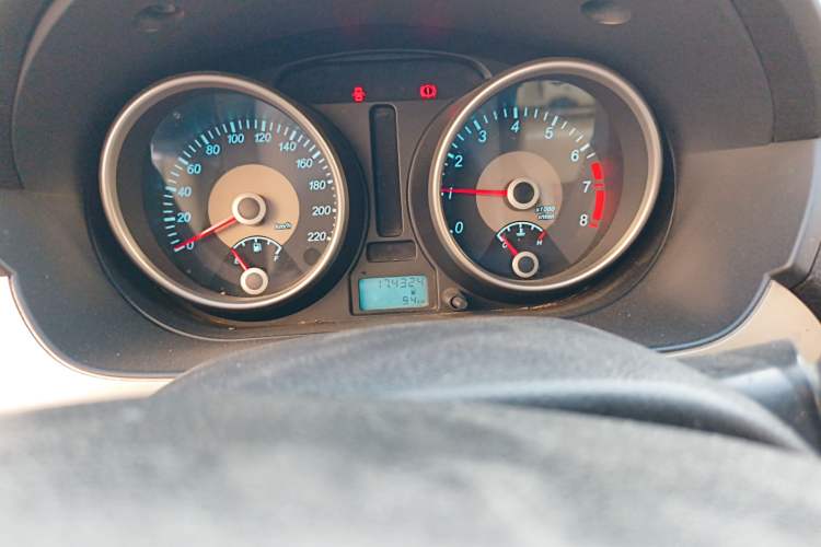 Used Buick Excelle 2013 1.5L Manual Classic Model Odometer Close Up