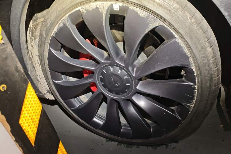 Used Tesla Model Y 2021 Performance High-Performance All-Wheel-Drive Version Right Front Wheel Hub