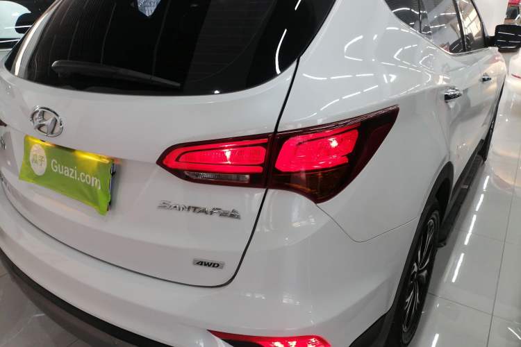 Used Hyundai Santa Fe 2017 2.0T Automatic All-Wheel Drive Smart 7-Seater Right Rear Taillight