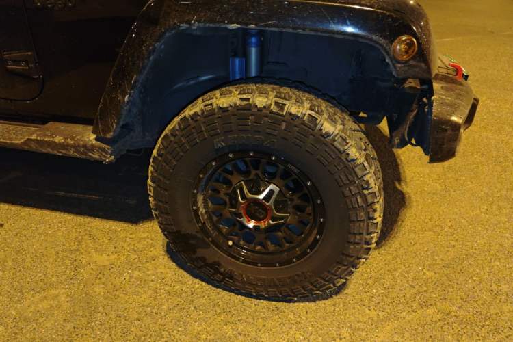 Used Jeep Wrangler 2017 3.0L Sahara Four-Door Comfort Edition Right Front Wheel Hub