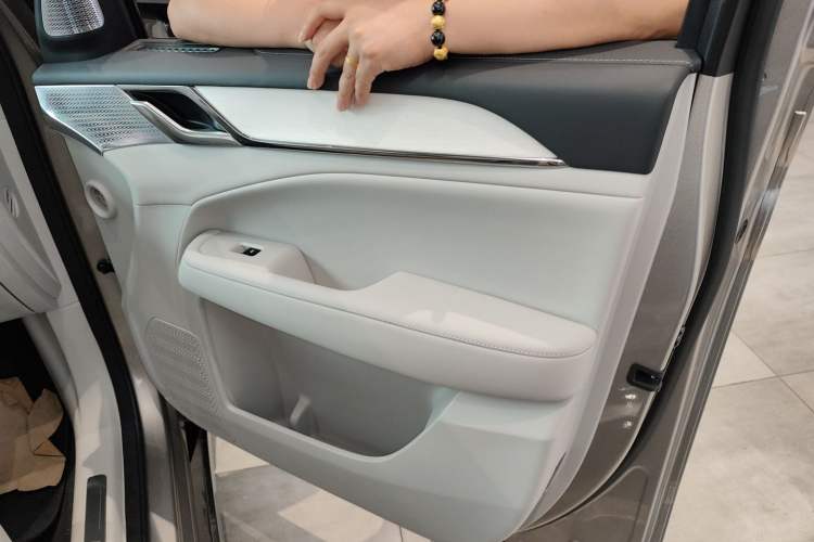 Used Volvo EM90 2025 Ultra Six-Seater
