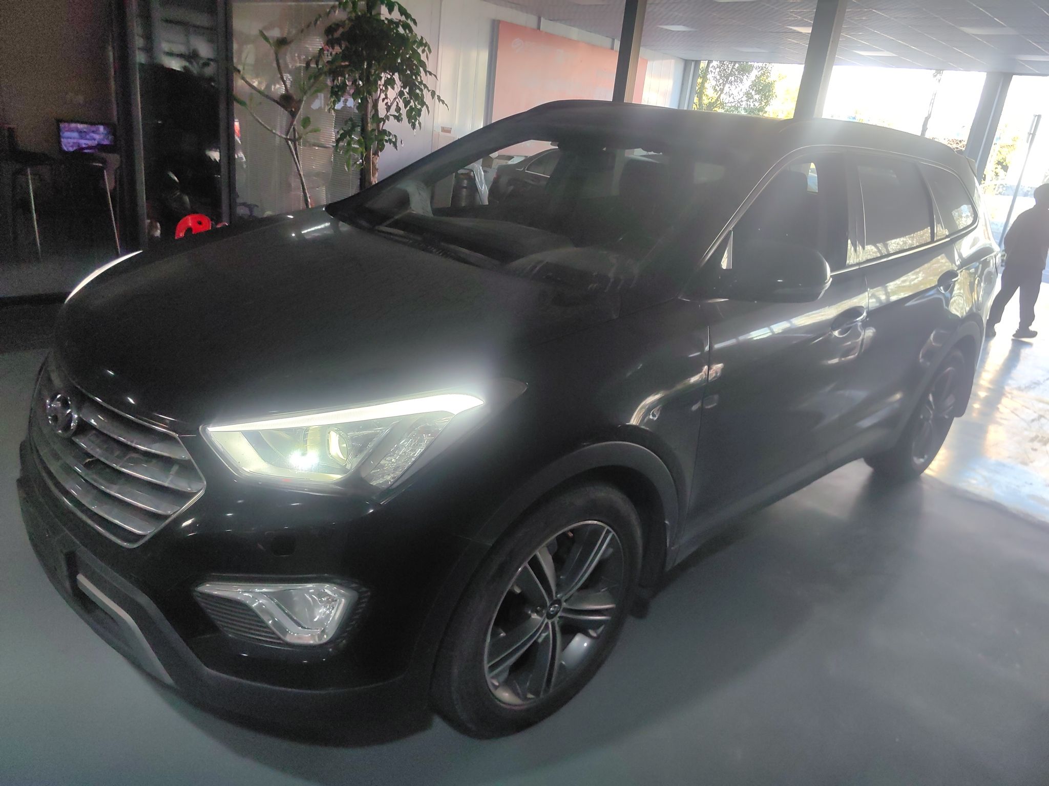 تحت مقدمة السيارة