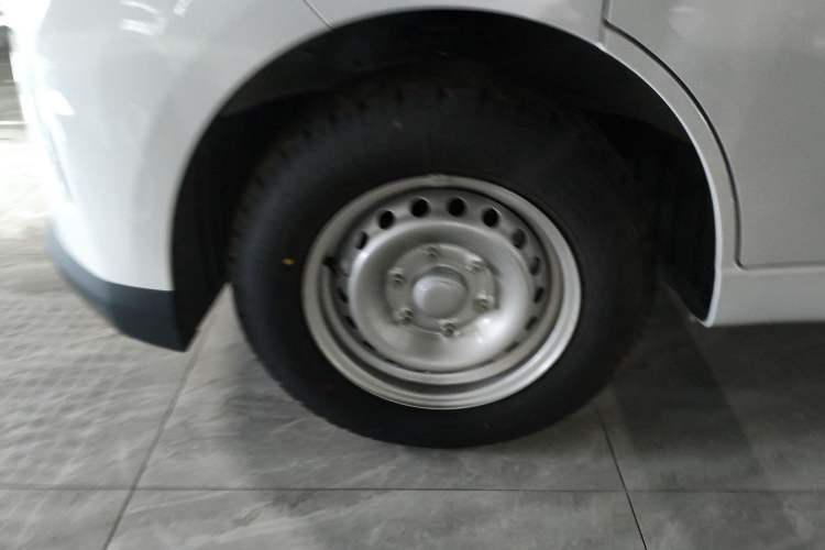 Used Wuling Yangguang 2025 Model 310KM Bus Edition—Customized by CATL
