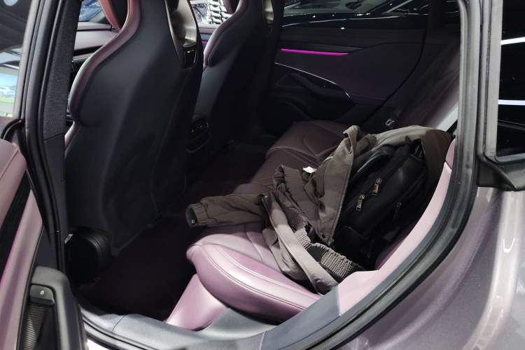 Used Xiaomi Auto SU7 2024 Rear-Drive Ultra-Long Range Advanced Pro-Level Intelligent Driving Version Left Rear Seat