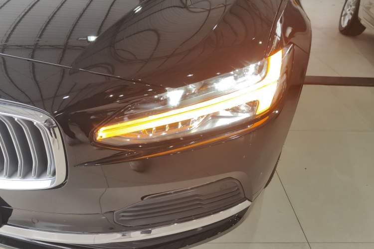 Used Volvo S90 New Energy 2025 Plug-in Hybrid Four-Wheel Drive Long-Range Zhiyi Luxury Edition
