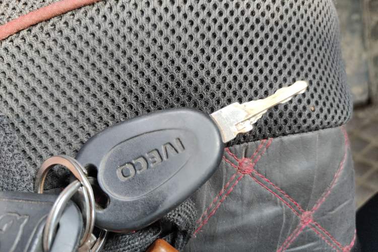 Used Iveco Daily 2021 2.5T A40 M1 Passenger Van 5-9 Seats Long Wheelbase Mid-Roof Design Dual Tires Manual Doors