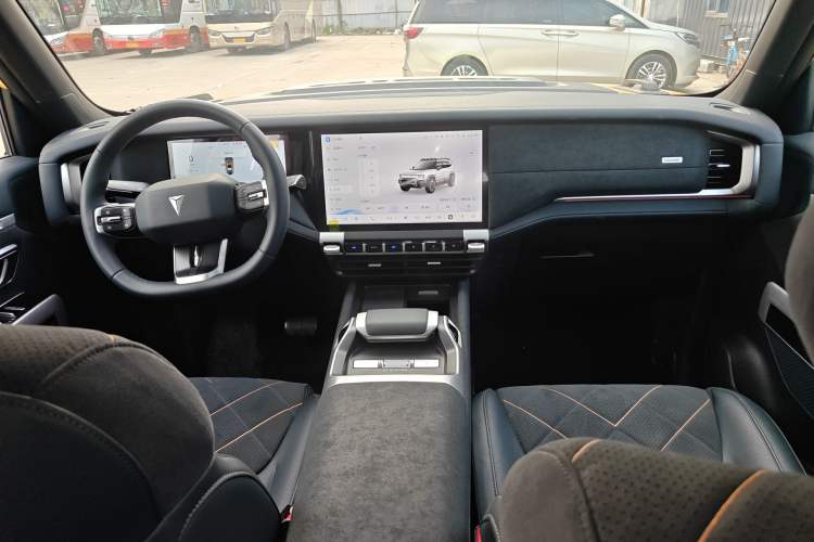 Used Deepal G318 2025 Worry-Free Cross-Country Edition Four-Wheel Drive Distant Mountains Version Center Console