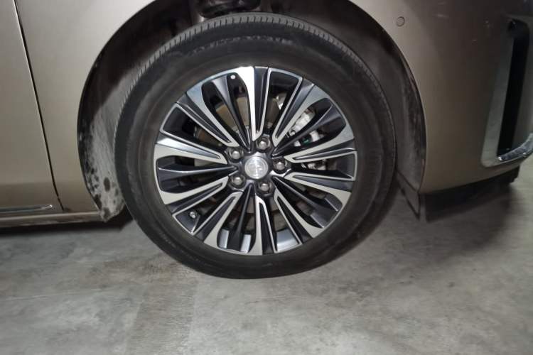 Used Buick GL8 2023 ES Lu Zun Luxury Model Right Front Wheel Hub