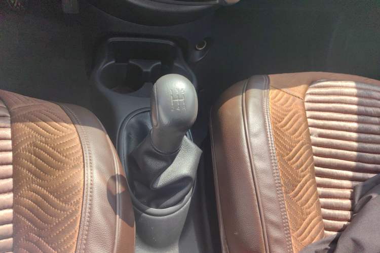 Used Nissan Sunny 2015 1.5XE Manual Comfort Edition Gear Lever