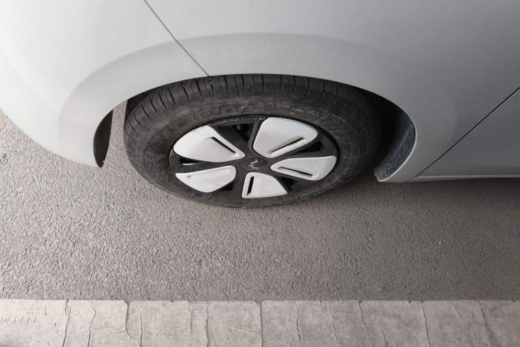 Used Wuling Hongguang MINIEV 2025 Four-Door Version Zhenxiang+ Edition Left Front Wheel Hub