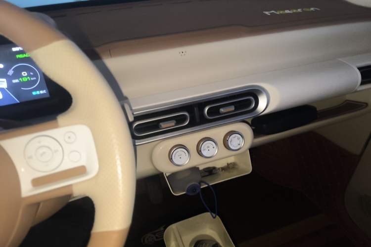 Used Wuling Hongguang MINIEV 2024 3rd Generation 215km Youth Edition Audio And AC Panel