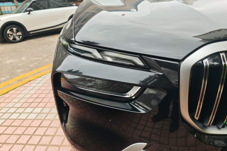 Used BMW X7 2023 xDrive40i Luxury Package with Leading Features Right Front Headlight