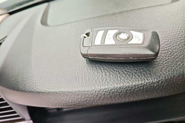 Used BMW 5 Series 2014 525Li Leading Model
