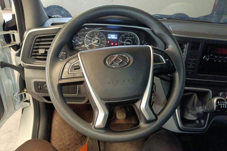 Used SAIC MAXUS Xintu V80 2023 2.0T Manual Classic Aoyuntong Power Version Short Wheelbase Mid-Height 5/6-Seater