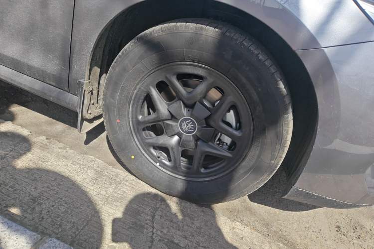 Used BYD Qin PLUS 2025 DM-i Smart Drive 55KM Leading Model Right Front Wheel Hub