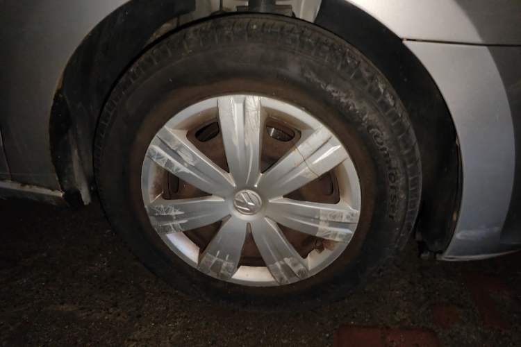 Used Volkswagen Jetta 2015 Zhuihui Edition 1.4L Manual Fashion Model Right Front Wheel Hub