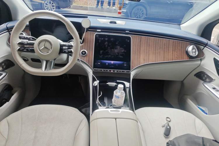 Used Mercedes-Benz EQE SUV 2024 350 4MATIC Luxury Edition Center Console