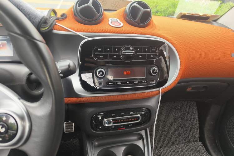 Used smart fortwo 2015 1.0L 52 kW Hardtop Passion Edition Audio And AC Panel