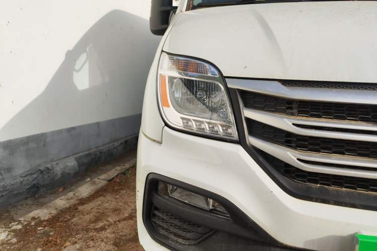 Used SAIC MAXUS Xintu V80 2024 Aotong Value Edition 6MT Long-Wheelbase Mid-Roof Model with 127 Ps Available in 6/7/8/9-Seater Configurations Right Front Headlight