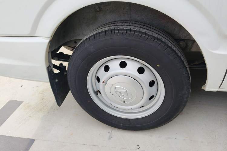 Used SAIC MAXUS Xintu V80 2023 2.0T AMT Classic Aoyuntong Short Wheelbase Ultra-Low Roof 5/6-Seater
