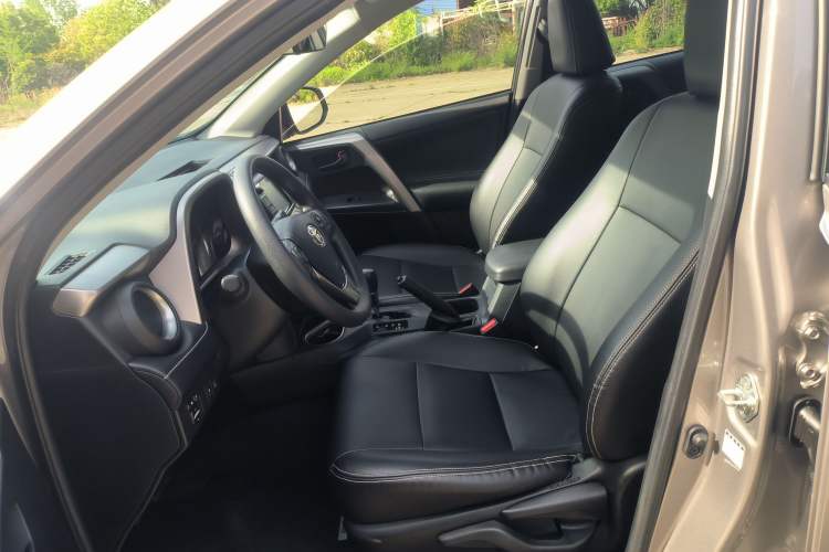 Used Toyota RAV4 2019 2.0L CVT Two-Wheel Drive Fashion X Limited Edition China VI Standard Left Front Seat