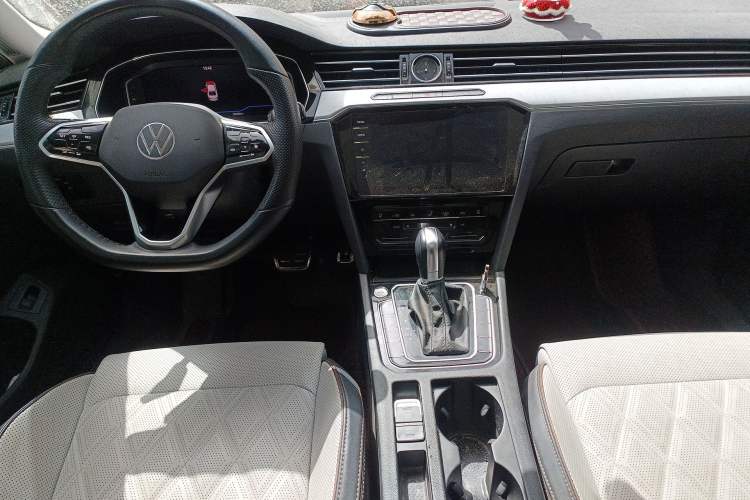 Used Volkswagen Magotan 2023 2 Million Units Commemorative Edition 330TSI DSG Luxury Version Center Console