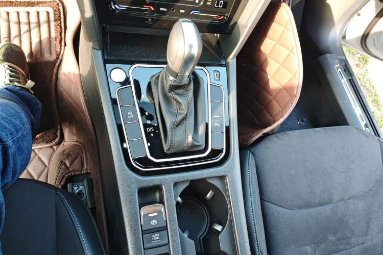 Used Volkswagen FAW-Volkswagen CC 2025 Model, Facelifted, 330TSI, Glamorous—Shared Edition Gear Lever