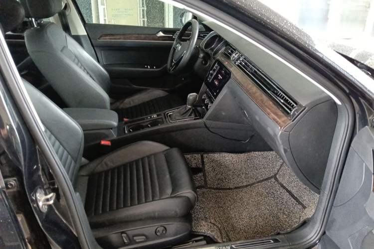 Used Volkswagen Magotan 2019 330TSI DSG Luxury Version China VI Standard Right Front Seat