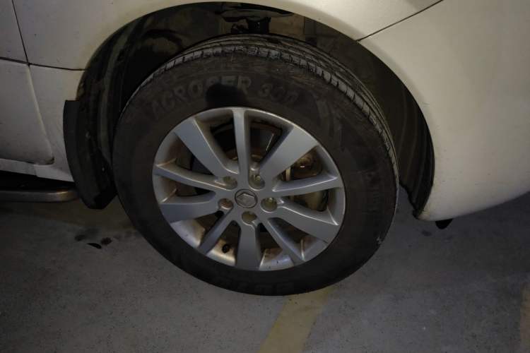 Used Renault Koleos 2013 2.5L 4x4 Comfort Edition Right Front Wheel Hub