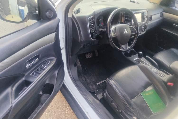 Used Mitsubishi Outlander 2013 2.4L 4x4 Luxury Navigation Edition 5 Seats
