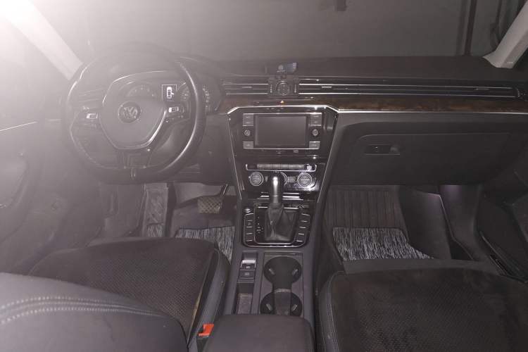 Used Volkswagen Magotan 2018 330TSI DSG Luxury Model Center Console