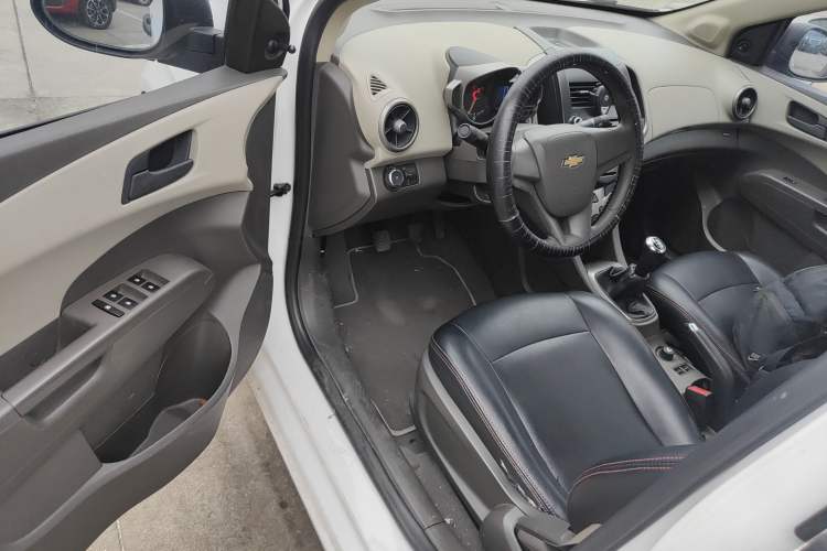 Used Chevrolet Aveo Sonic 2011 Sedan 1.4L MT SL Driver Seat