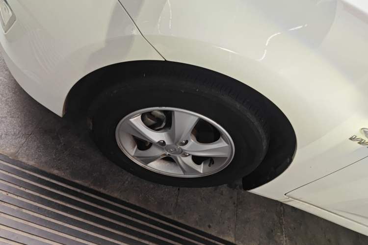 Used Hyundai Verna (older generation) 2014 1.4L Automatic Leading-Edge GLX Left Front Wheel Hub