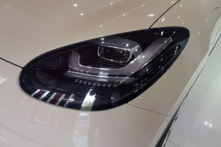 Used Wuling Bingo 2025 333 km Lingxi Connected Version Left Front Headlight