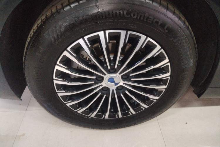 Used Denza D9 2023 DM-i 965 Luxury Model Right Rear Wheel Hub
