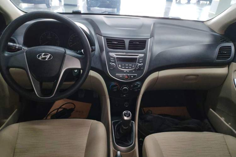 Used Hyundai Verna (older generation) 2014 1.4L Manual Smart GLS Trim Center Console