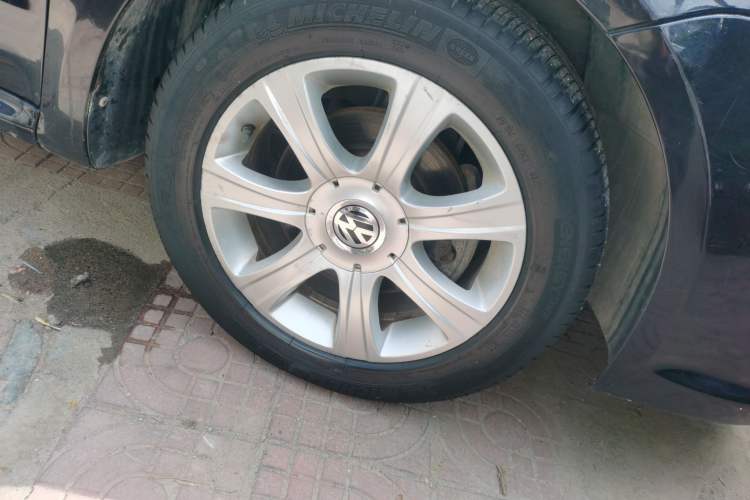 Used Volkswagen Lavida 2011 1.6L Automatic Premium Edition Right Front Wheel Hub