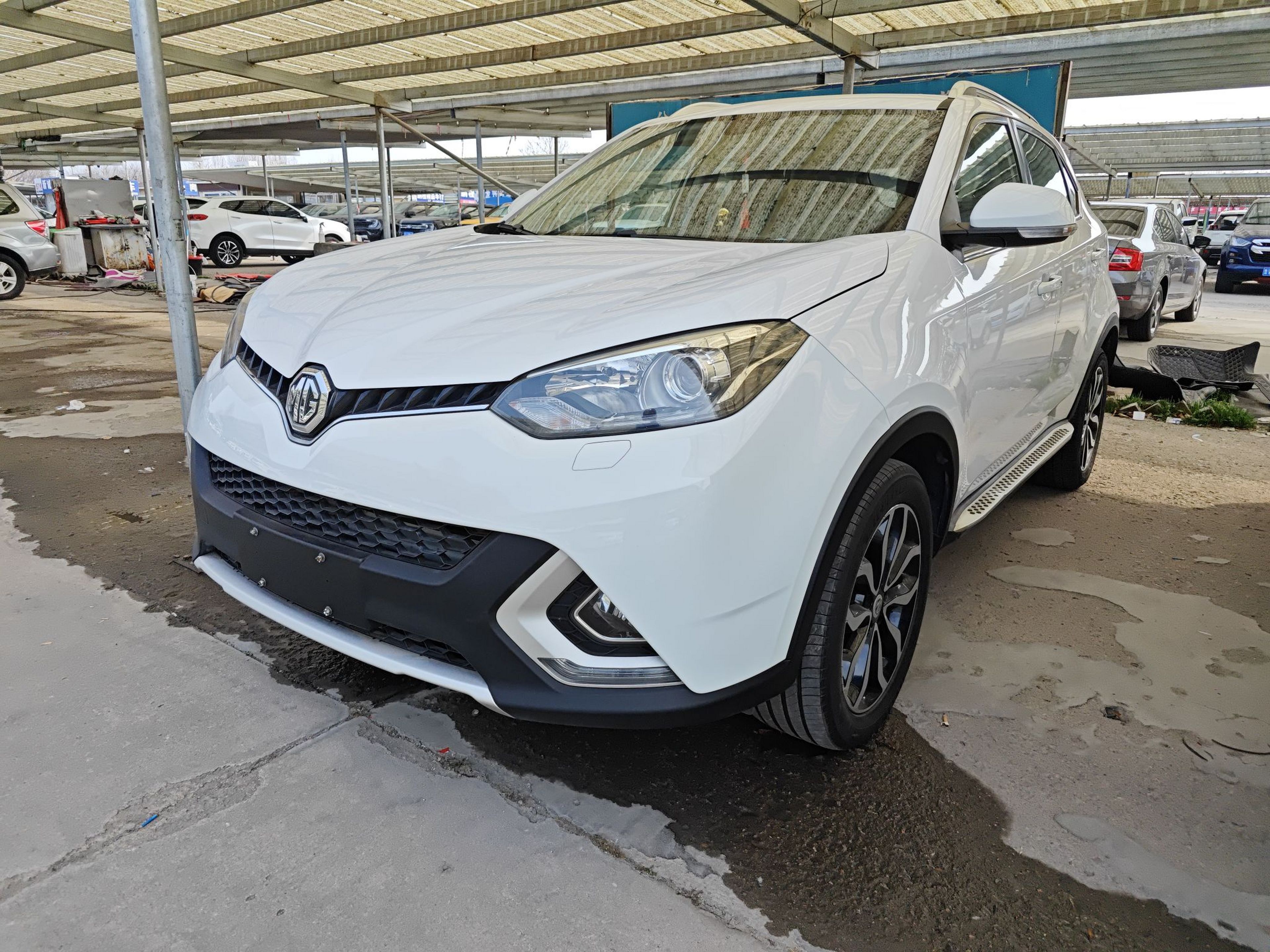 Под передней частью автомобиля