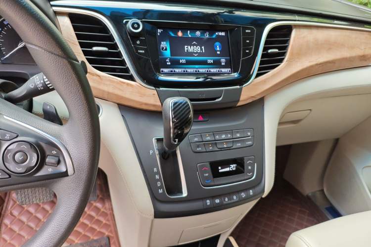 Used Buick GL8 2018 28T Luxury Model China VI Standard Audio And AC Panel