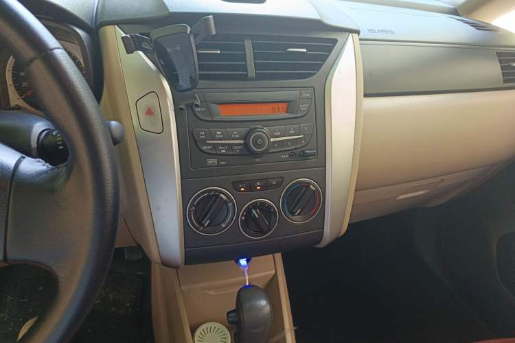 Used Venucia R50 2013 1.6L Automatic Fashion Edition
