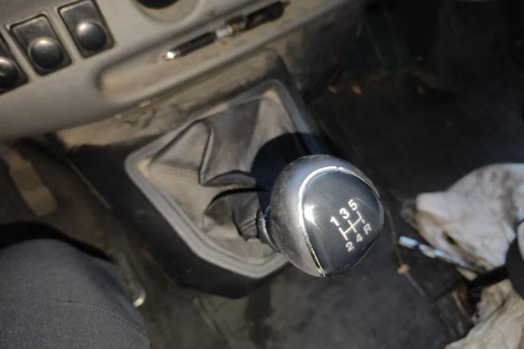 Used JMC Transit 2019 2.8T Commercial Version Long Wheelbase Mid-Roof 6-Seater Rear Single Tire China VI Emission Standard – JX493 Gear Lever