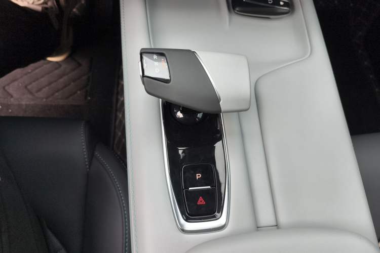 Used Changan UNI-Z New Energy 2024 Blue Whale Smart Electric iDD 125km Beyond Edition
