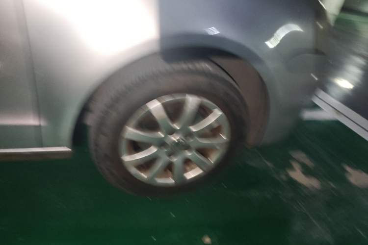 Used Volkswagen Polo 2009 Jingqing 1.4L Automatic Shushang Edition Right Front Wheel Hub