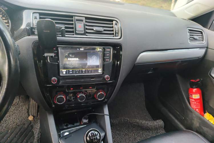 Used Volkswagen Sagitar 2018 1.6L Manual Comfort Model Audio And AC Panel