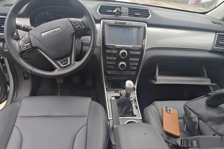 Used Haval H2 2017 Red-Label 1.5T Manual Two-Wheel-Drive Elite Model Audio And AC Panel