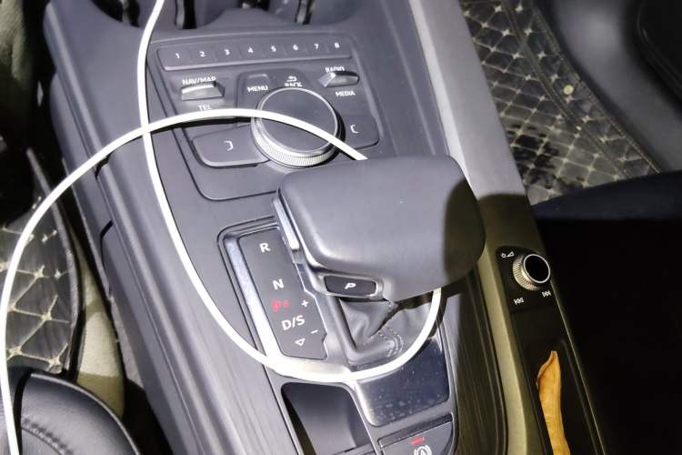 Used Audi A4L 2019 40 TFSI Ambition China VI Gear Lever