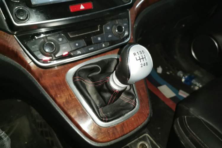 Used Haval H6 2015 Revised Version Sport Edition 1.5T Manual Transmission Two-Wheel Drive Elite Grade Gear Lever