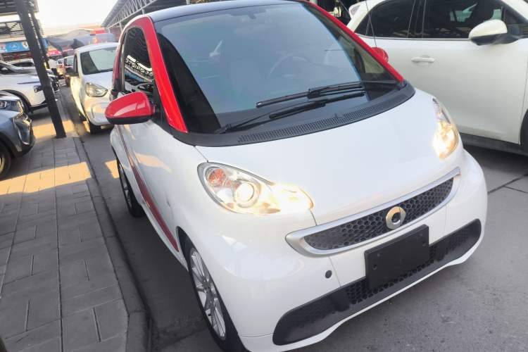 Used smart fortwo 2012 1.0 MHD Hardtop Comfort Edition Front Right 45 Deg